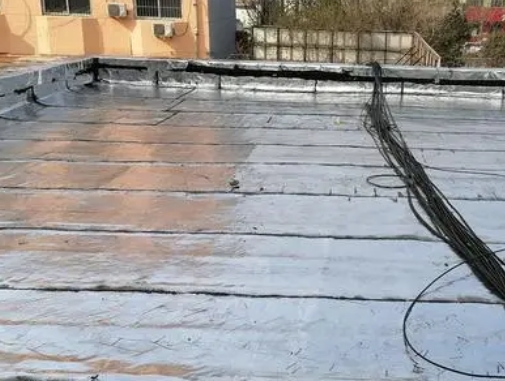 嵩明卫生间漏水维修公司分享下嵩明屋面楼顶防水刚性防水层施工要点。
